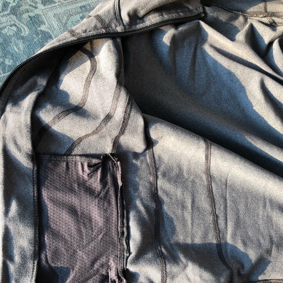 (SOLD) Lululemon define jacket size 2 with a matching headband - Picture 10 of 10